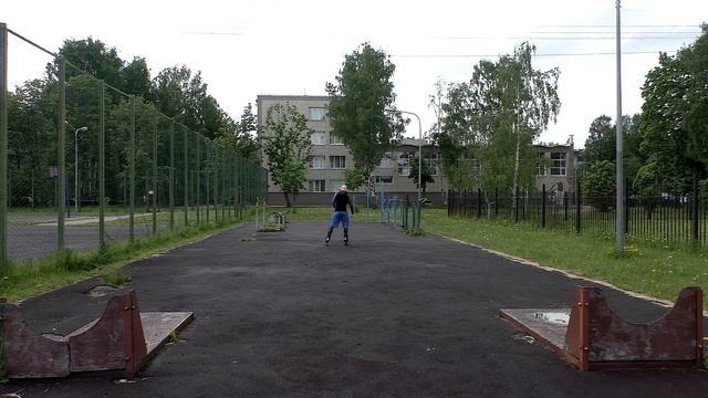 Пробую РОЛИКИ впервые в жизни смотреть онлайн