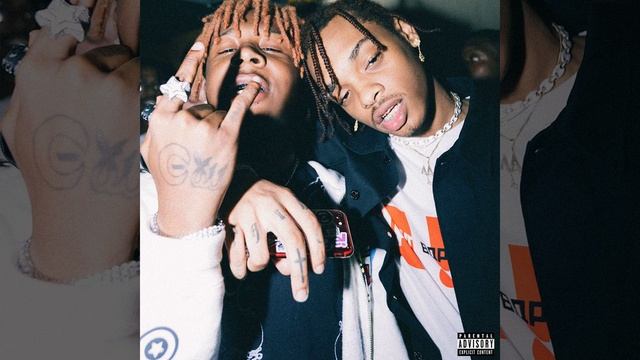 Pink Prada Shoes And A Burberry Trench Coat смотреть онлайн