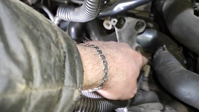 уходит тосол, замена переднего патрубка системы охлаждения bora audi 3 смотреть онлайн