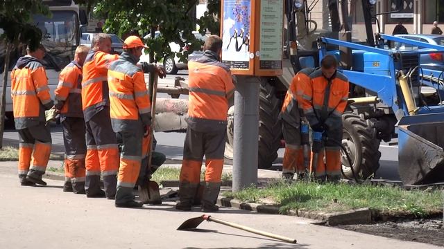 А вот это уже по-нашему: пятеро стоят - один вкалывает! смотреть онлайн