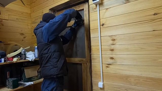 ПРОСТОЙ СПОСОБ УТЕПЛЕНИЯ ДВЕРИ! ТЕПЕРЬ В МАСТЕРСКОЙ ЖАРА! смотреть онлайн