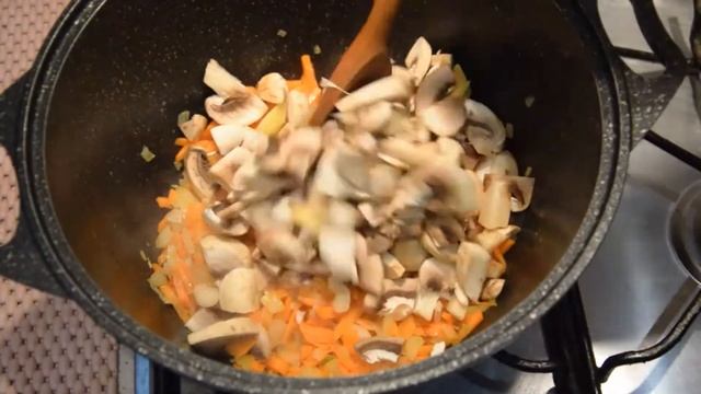 Вкусный и сытный суп из чечевицы и овощей, с добавлением грибов и зелени. смотреть онлайн