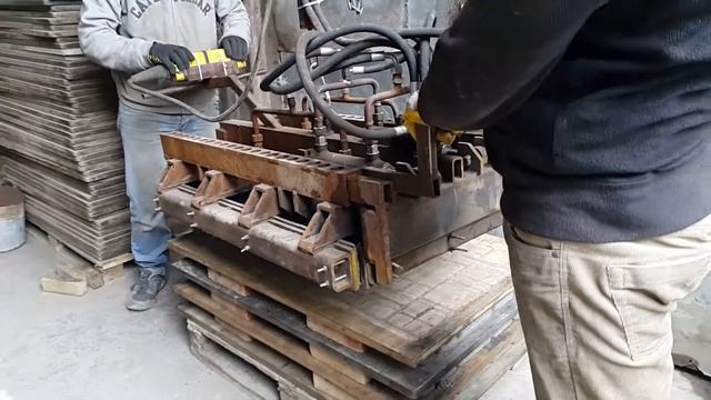 Робот складывает брусчатку смотреть онлайн