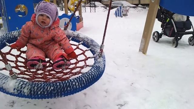 На качелях 1 год и 2 месяца смотреть онлайн