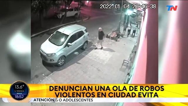 Violento asalto en Ciudad Evita I Le dispararon para robarle la moto смотреть онлайн