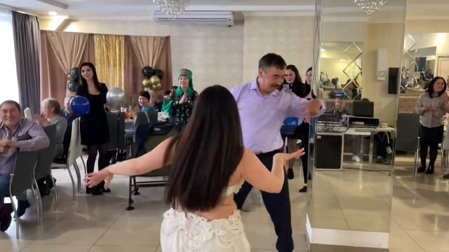 Юбилейный вечер! Юбиляр весело отпраздновал свой день рождения в кругу близких… смотреть онлайн