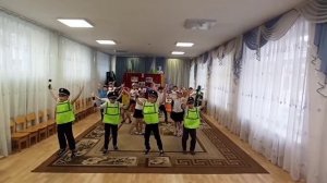 Флешмоб Правила дорожные знать каждому положено