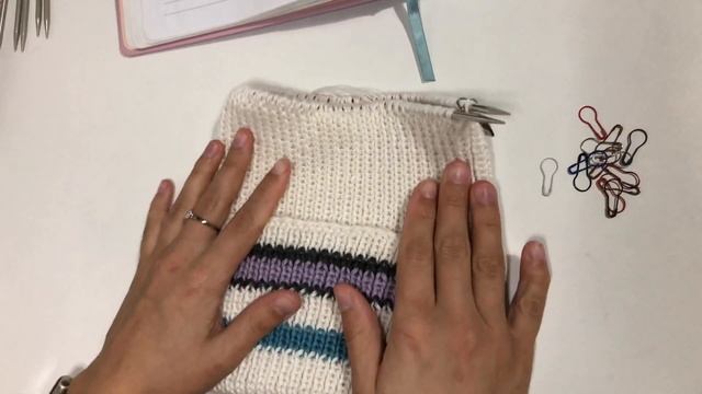 Самая удачная шапка спицами.Шапка с красивой макушкой.Шапка спицами для новичков. смотреть онлайн