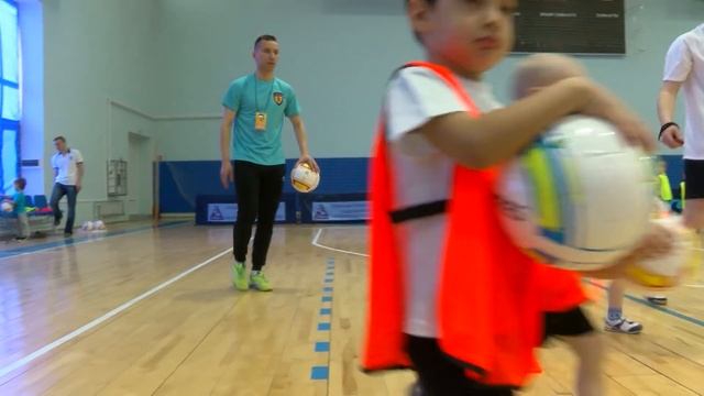 В Тюмени состоялось открытие детской школы футбола "Юниор" смотреть онлайн