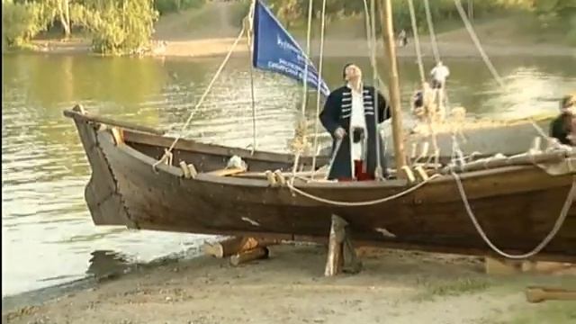 В Красноярске спустили на воду копию казачьего струга смотреть онлайн