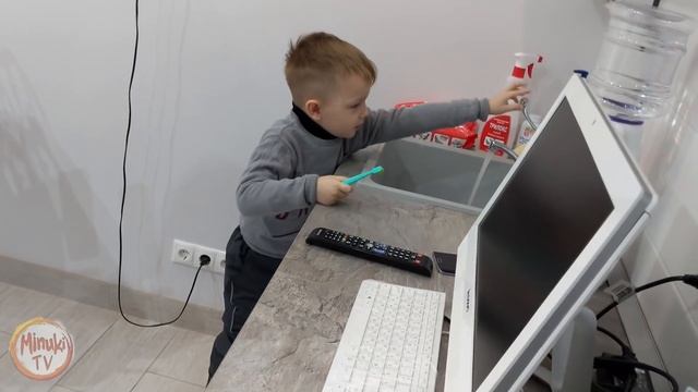 minukiTV Учимся правильно чистить зубки! Федя чистит зубы крокодилу. смотреть онлайн