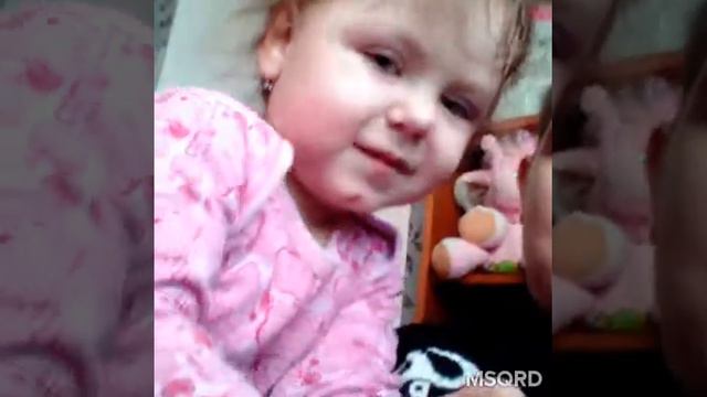 Смешное видео!!! Дваюрадная сестра саши играет в приложении MSQRD смотреть онлайн