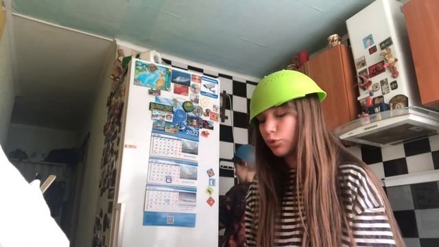 ЛЕРА и ДАРИНА первый раз на кухне) Готовим блинчики) смотреть онлайн
