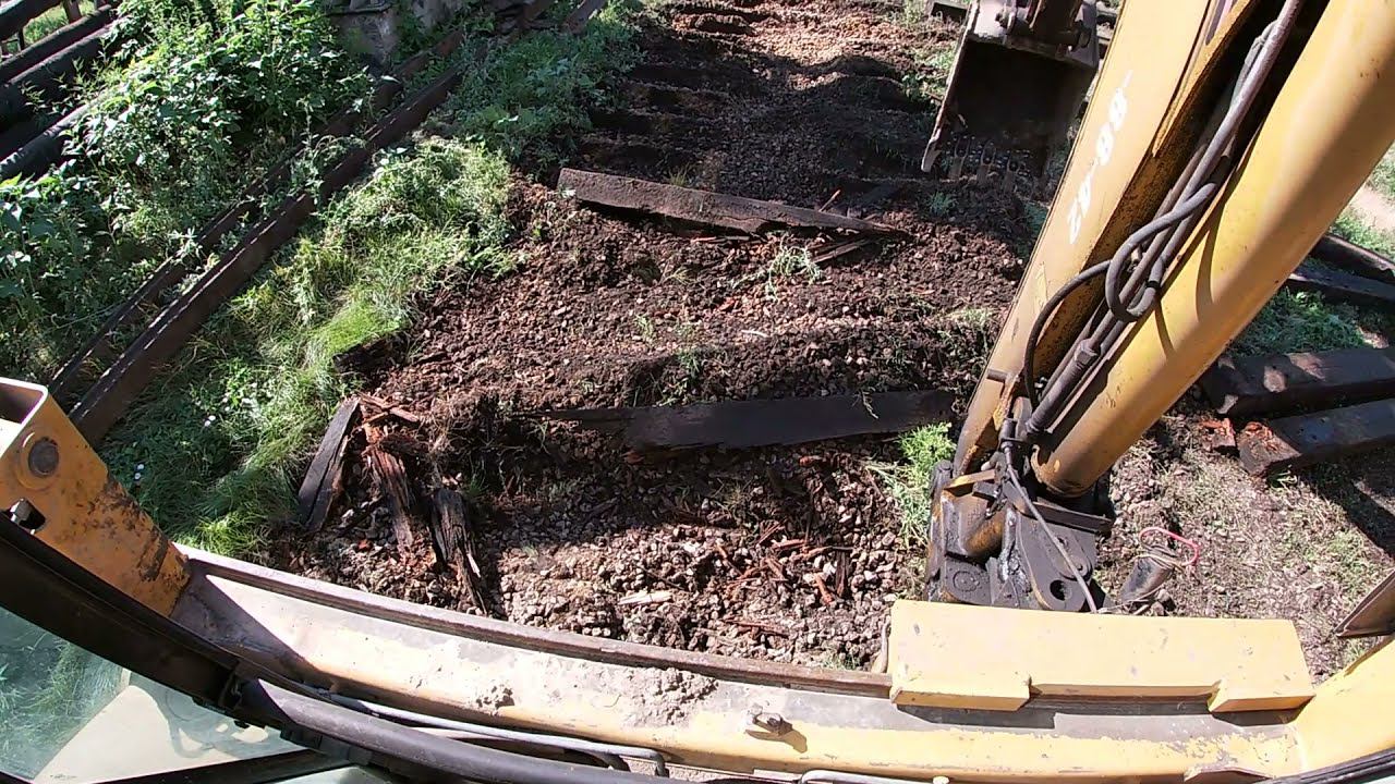 Как убрать старые шпалы с железной дороги экскаватором погрузчиком. смотреть онлайн