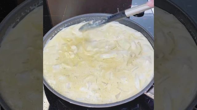 ??Geschnetzeltes in cremiger Currysauce. ??Куриная грудка в сливочном соусе карри. смотреть онлайн