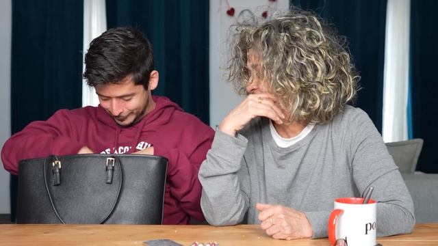 Episode 201 : Je fouille dans le sac de ma mère смотреть онлайн
