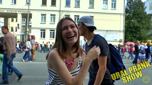 Как легко обняться с девушкой Prank смотреть онлайн
