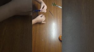 Как сделать рогатку из ручки и канцелярской резинки.