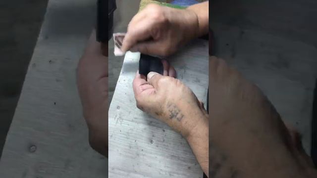 Ремонт разрыва кожи на кроссовках