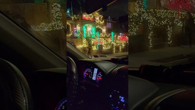 NYC Christmas and New Years Decorations | Как украшают дома в Америке к Рождеству @emchannelofficia смотреть онлайн