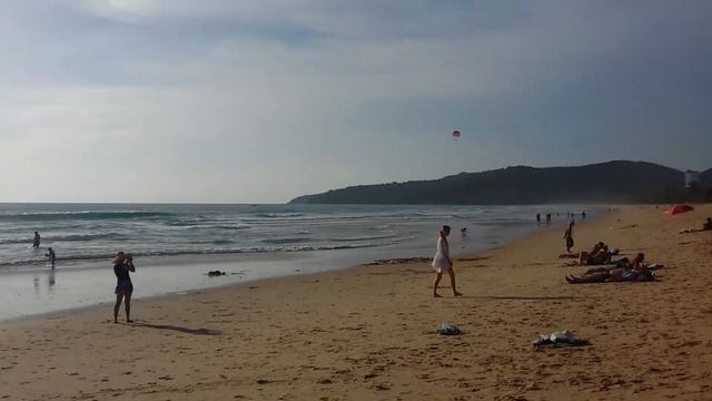 Пхукет, Тайланд, июль 2016, сезон дождей, пляж Карон отлив смотреть онлайн