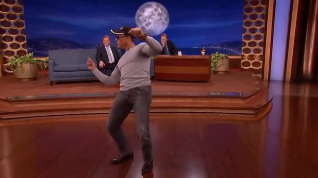 Жан-Клод Ван Дамм в возрасте 55лет повторяет танец из фильма "Кикбоксер" смотреть онлайн