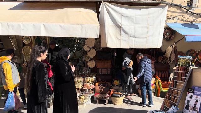 🇲🇦 FES MOROCCO WALKING TOUR, EXPLORING MOROCCAN STREET FOOD AND BEYOND, ANCIENT MEDINA AND MARKET смотреть онлайн