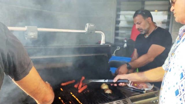 В ГОСТЯХ У РОДСТВЕННИКОВ \\ ЖАРИМ МЯСО, УЖИНАЕМ \\ СХОДИЛА НА МОРЕ \\ ЗАКАТ смотреть онлайн