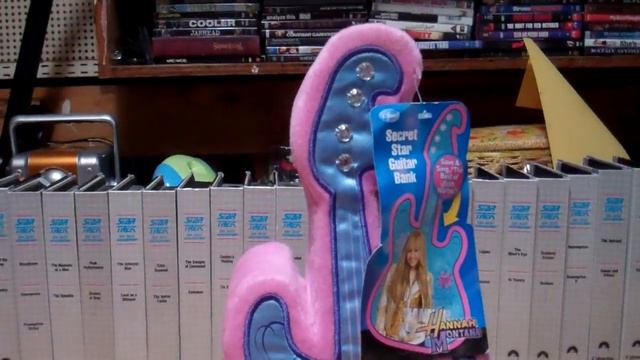 Hannah Montana Guitar Piggy bank and Pop Star Card Game смотреть онлайн