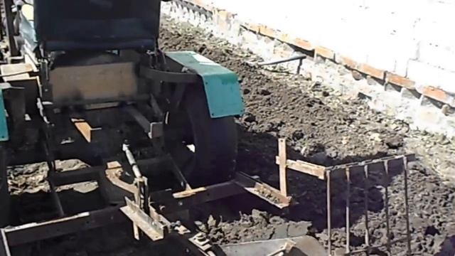 Пахота самодельным трактором с двигателем ЗиД смотреть онлайн