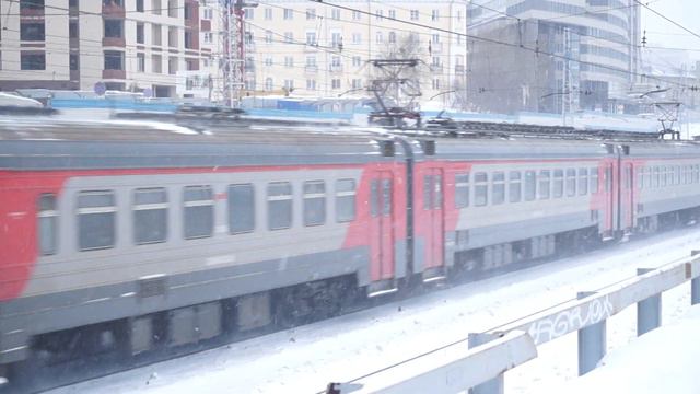 Электропоезда ЭД4М-0263 и ЭД4М-0348 смотреть онлайн