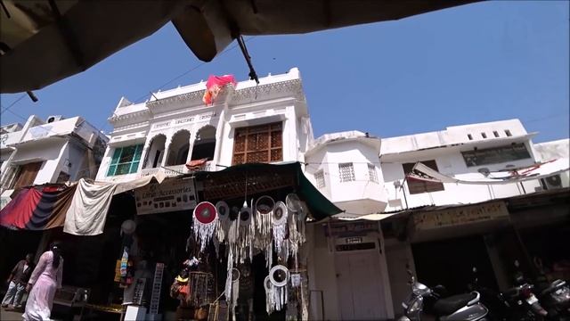 113. Бегущие коровы. Садху на байке. Шопинг МONU И SHASHI. А мне чего? ПУШКАР, ИНДИЯ. смотреть онлайн