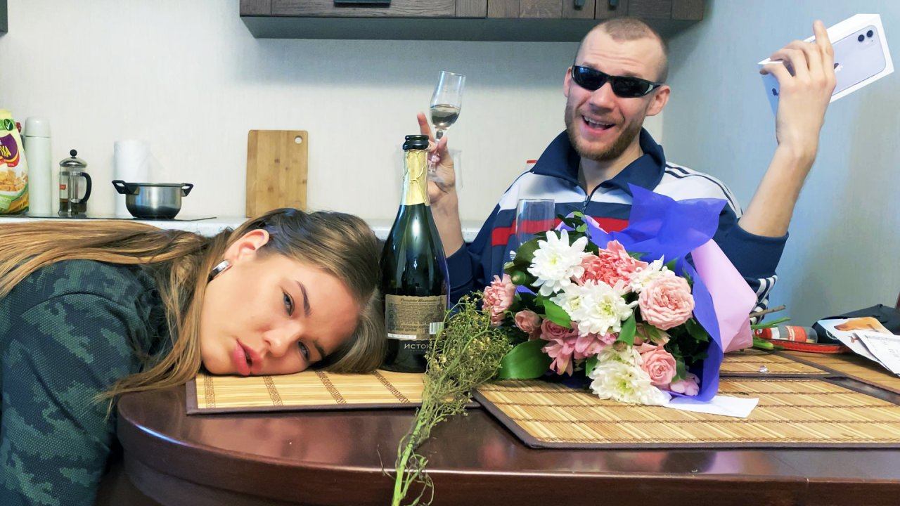 ХУДШЕЕ 8 МАРТА. 11 IPHONE. ЛУЧШИЙ ПОДАРОК ДЕВУШКЕ. [Красавица и Чудовище] смотреть онлайн