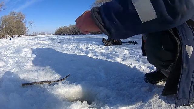 Зимняя рыбалка на безмотылку! смотреть онлайн