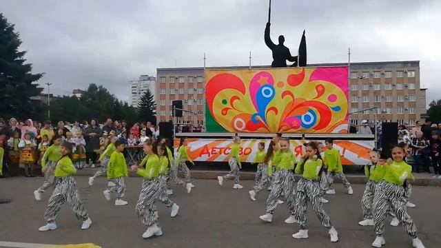 "В ногу со временем" Образцовый хореографический ансамбль Приморского края "Экспрессия"))) смотреть онлайн