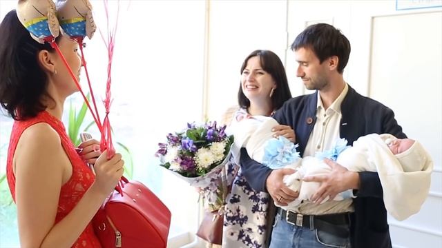 Выписка из роддома двойняшек Тихона и Елисея смотреть онлайн