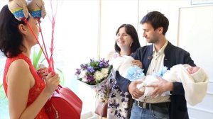 Выписка из роддома двойняшек Тихона и Елисея