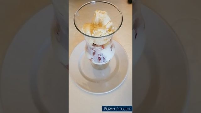 #Shorts Красивая подача мороженого с клубникой и йогуртом. смотреть онлайн