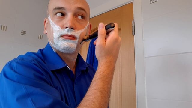 UK Gillette Labs Heated Razor Shave Review смотреть онлайн