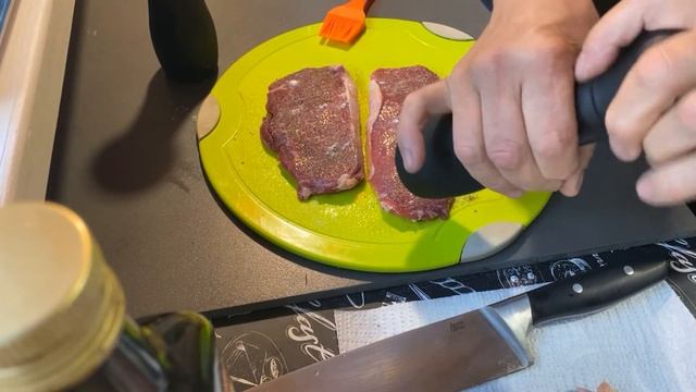 Стейк Нью Йорк на угольном гриле WEBER смотреть онлайн