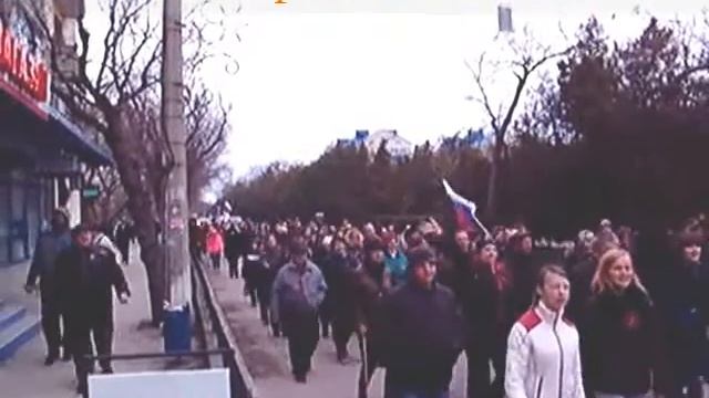 Евпатория 02.03.2014 В 16:00 по центральным улицам прошли люди, скандируя "Россия" смотреть онлайн