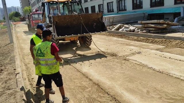 НЕ ЛЁГКАЯ ЭТО РАБОТА, ТАСКАТЬ 6 МЕТРОВЫЕ ДОРОЖНЫЕ ПЛИТЫ,JCB СИЛА.#КМУ смотреть онлайн