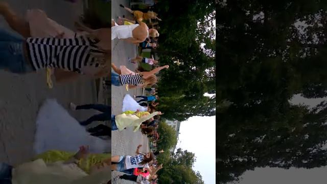 Флешмоб у фонтана смотреть онлайн