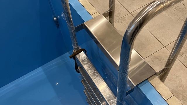 Лестница в купель, с установкой на парапет обшитый гипсокартоном смотреть онлайн