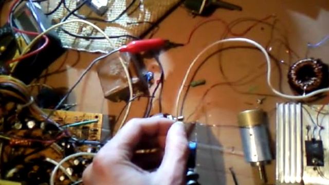 Подключая конденсатор к третей или вторичной катушке смотреть онлайн