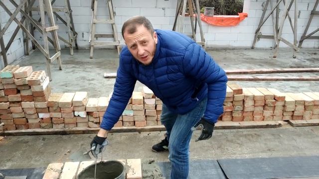 КИРПИЧНАЯ КЛАДКА ОТ MASTERKLADKI | ВЫСТАВЛЯЕМ 1Й РЯД С ВАСИЛЬЕВИЧЕМ смотреть онлайн