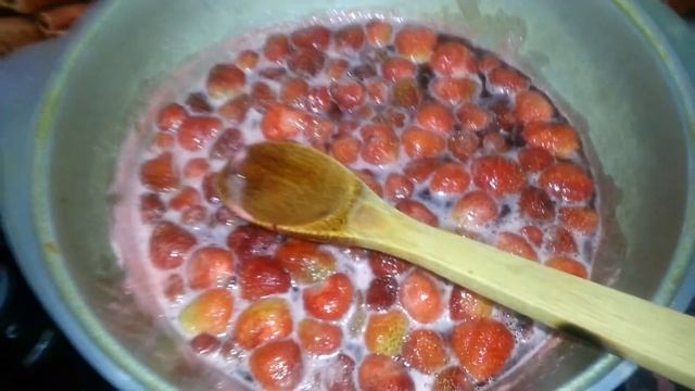 Варенье из клубники с целыми я годками. смотреть онлайн