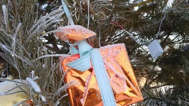 Палисадник. Зимнее украшение. Новогодняя сосна. смотреть онлайн