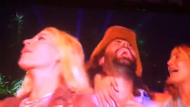 Miley Cyrus topless on New Years Eve show Wardrobe Malfunction смотреть онлайн