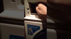 У стиральной машинки из под лотка для порошка вытекает вода